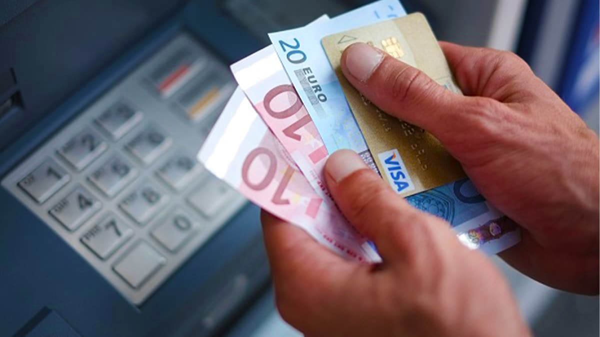 L’arnaque au bout de papier dans les distributeurs de billets est très dangereuse: comment l'éviter