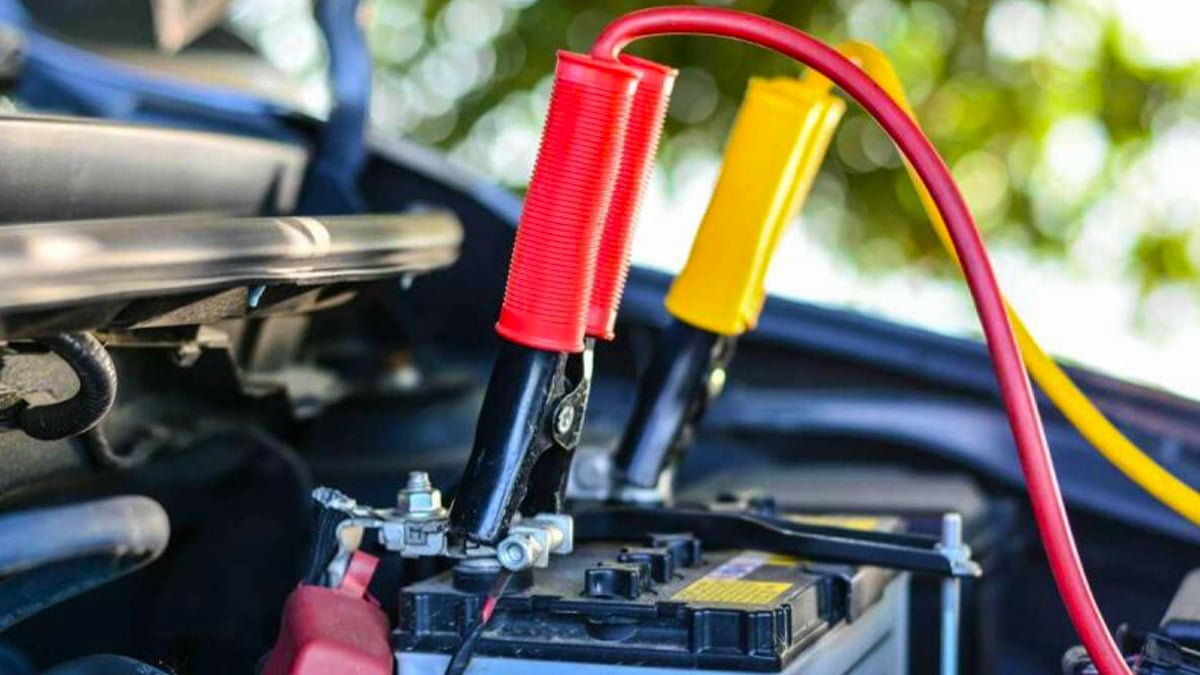 L’astuce d’un mécanicien pour votre voiture sans pinces ni chargeur si la batterie est à plat
