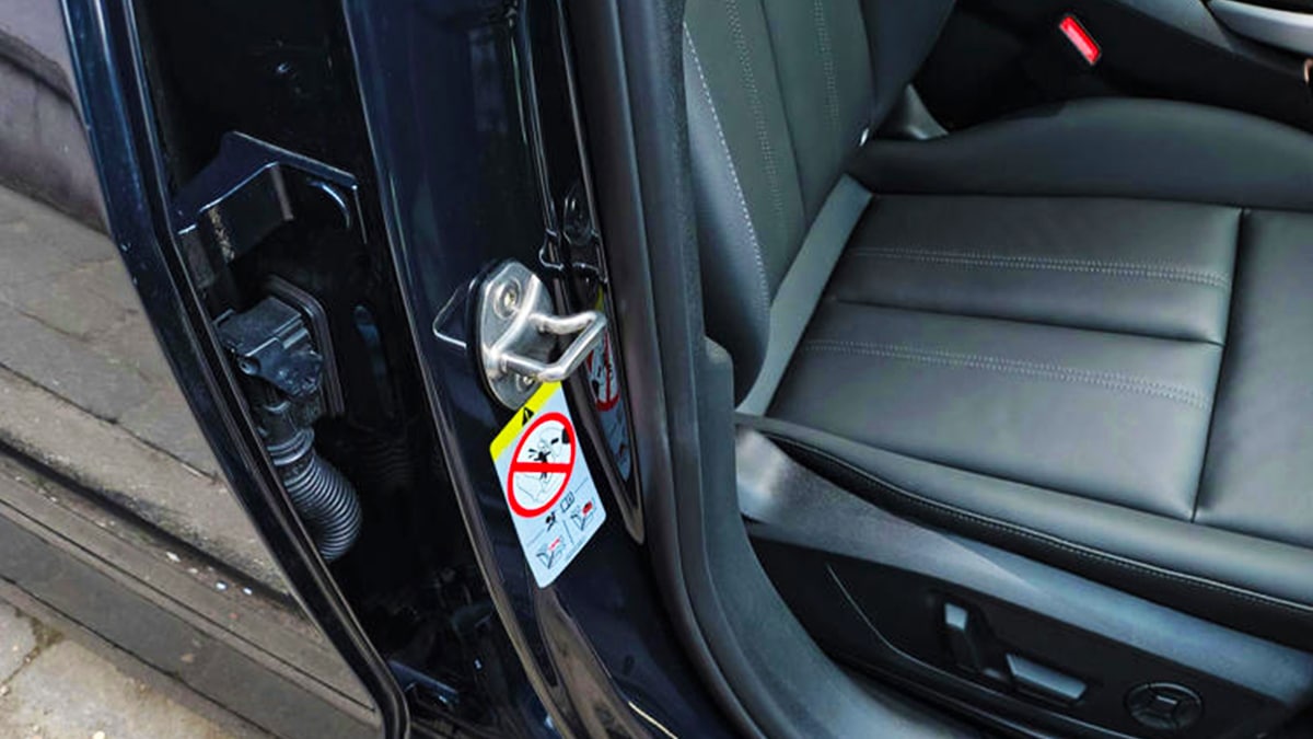 Le secret bien caché dans les portières de voiture dont aucun automobiliste ne connaît l’existence
