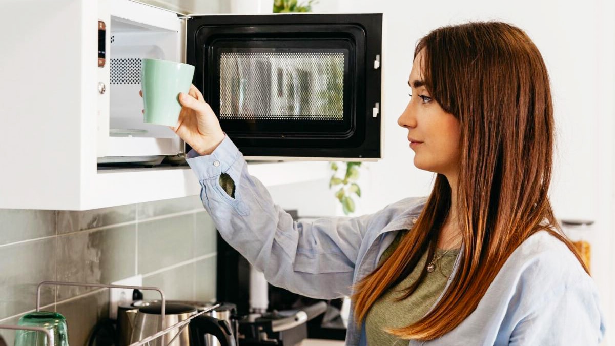 Peu de gens le savent, mais chauffer de l'eau, du lait ou du café au micro-ondes peut être dangereux