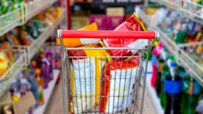 Pizzas, frites… : la liste des produits vendus en supermarché qui contiennent des insectes