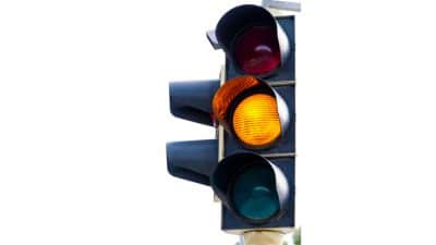 Automobilistes : le feu de signalisation jaune arrive en ville, ce qu'il signifie pour vous