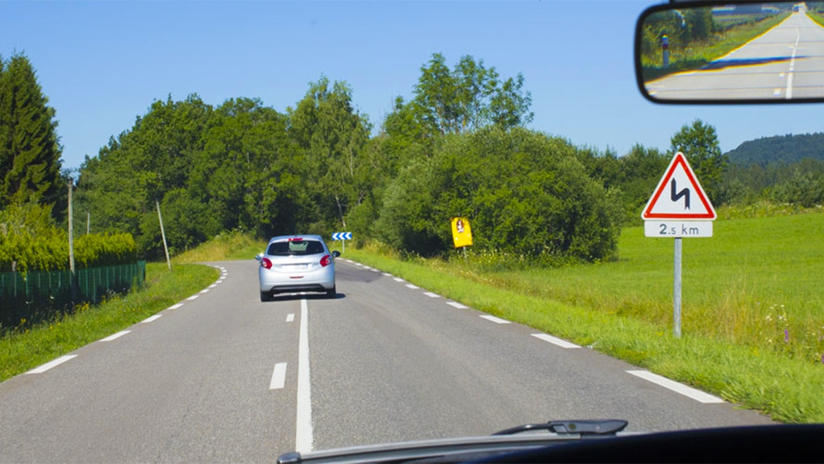 Automobilistes : les seules situations où vous avez le droit de franchir une ligne blanche