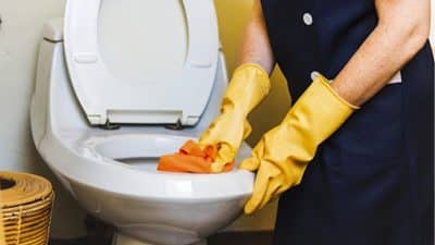 Cette terrible habitude que tout le monde a ruine les toilettes, les plombiers alertent