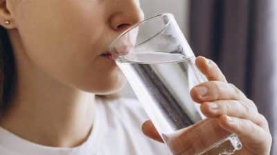 Le nombre de litres d’eau que vous devez vraiment boire par jour, selon une urologue