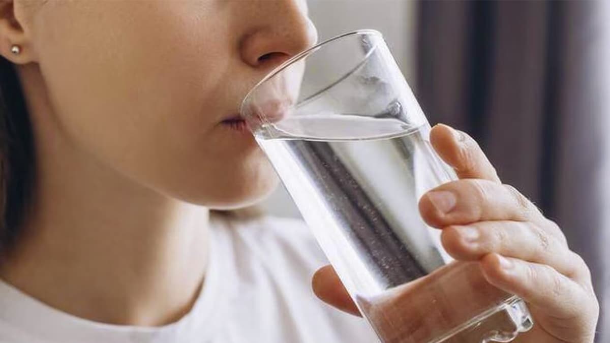Le nombre de litres d’eau que vous devez vraiment boire par jour, selon une urologue